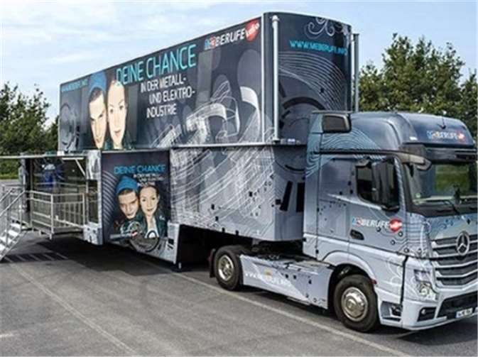 Der Info-Truck des Metall-Verbandes ist auch vor Ort.