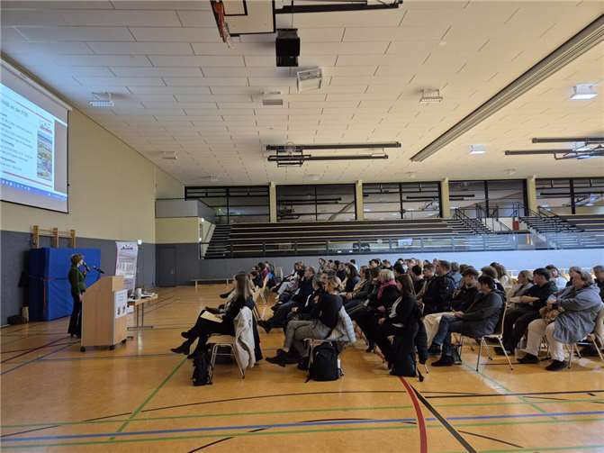 Der Informationsabend zur FOS Kaisersesch begeisterte Schüler und Eltern. Quelle: FOS-Kaisersesch