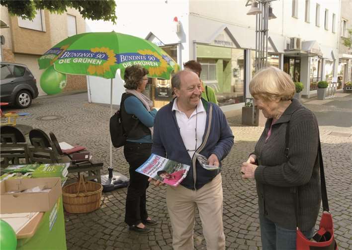 Der Informationsstand der Remagener Grünen mit Antonio Lopez, Kandidat für das Amt des Ortsvorstehers, und der Spitzenkandidatin für den Stadtrat, Karin Keelan, im Gespräch mit interessierten Bürgern. privat