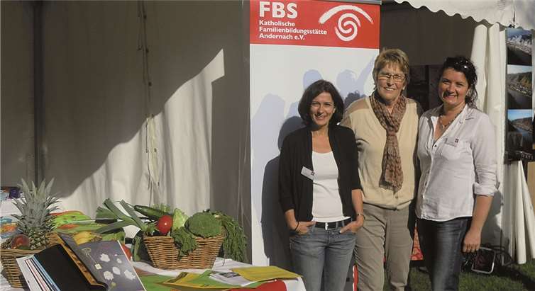 Der Infostand der Kath. Familienbildungsstätte Andernach bot einen Sinnesparcours rund um das Thema Ernährung.  privat