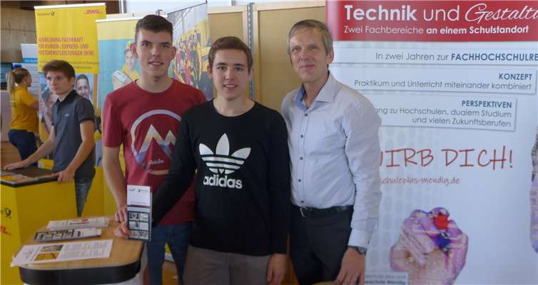 Der Infostand der Schule wird betreut von dem FOS-Koordinatior Dirk Wehner und der Schülern Niklas Barz und Darius Schmidt. Foto: privat