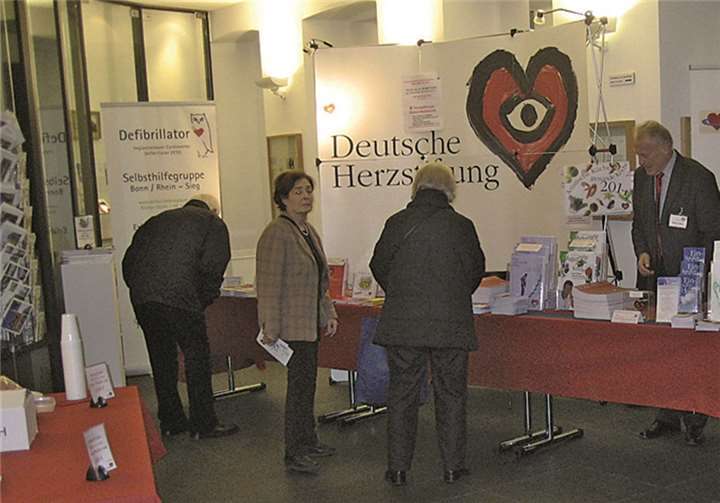 Der Infostand der Stiftung mit DHS-Mitarbeiter Herbert Müller bei der Beratung. privat