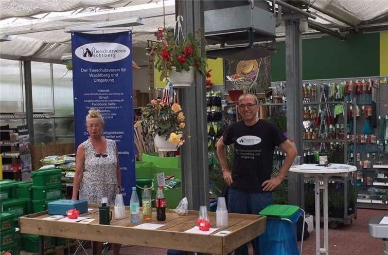 Der Infostand des Wachtberger-Tierschutzvereines e. V. im Gartencenter. privat