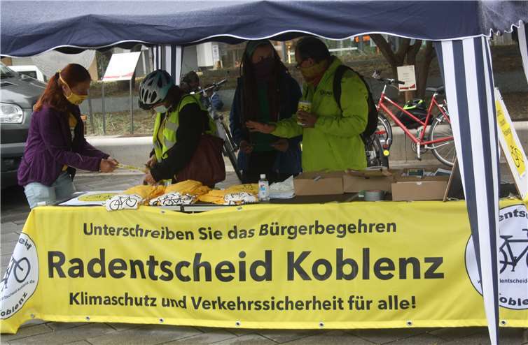 Der Infostand kam gut an – Unterschriftensammlung und gut gestaltetes Infomaterial. Foto: Radentscheid Koblenz