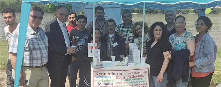Der Infostand lockte eine beachtliche Besucherschar an. privat