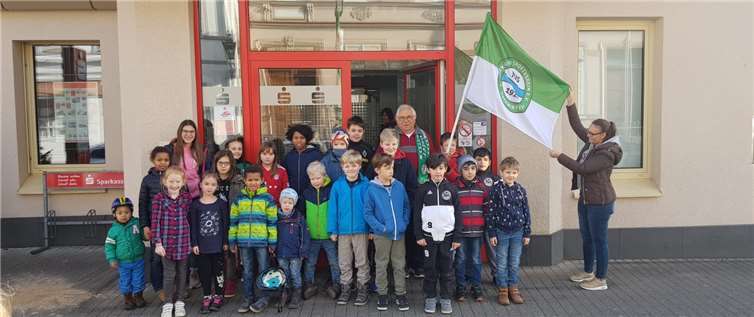 Der Inhaber der Ehrennadel in Gold des TuS Oberwinter, Heinz Walbröl, freut sich mit den kleinen Fußballern des TuS über das Erreichen des Spendenziels.Foto: privat