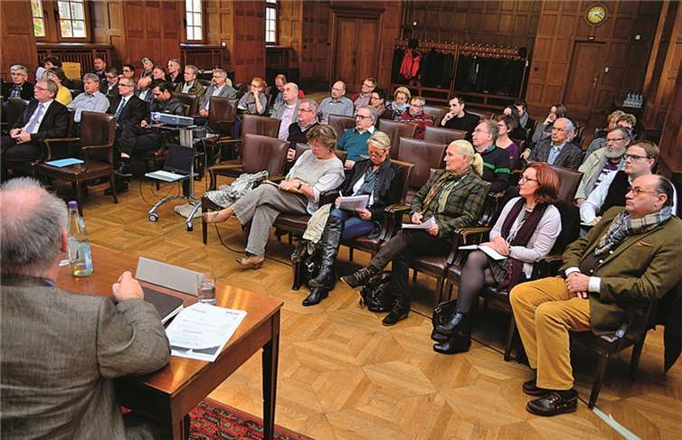 Der Initiative gehören 42 Institutionen an, von denen viele Vertreter an der Plenumssitzung im Rathaussaal teilnahmen.