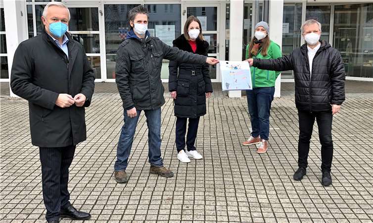 Der Initiator der Petitions-Initiative, Carsten Krause (2.v.l.), präsentierte Bürgermeister Otto Neuhoff (1.v.r.), der Landtagsabgeordneten Ellen Demuth (Mitte) und Landrat Achim Hallerbach (1.v.l.) eine Vielzahl von Unterstützungsunterschriften vor dem Rathaus in Bad Honnef.