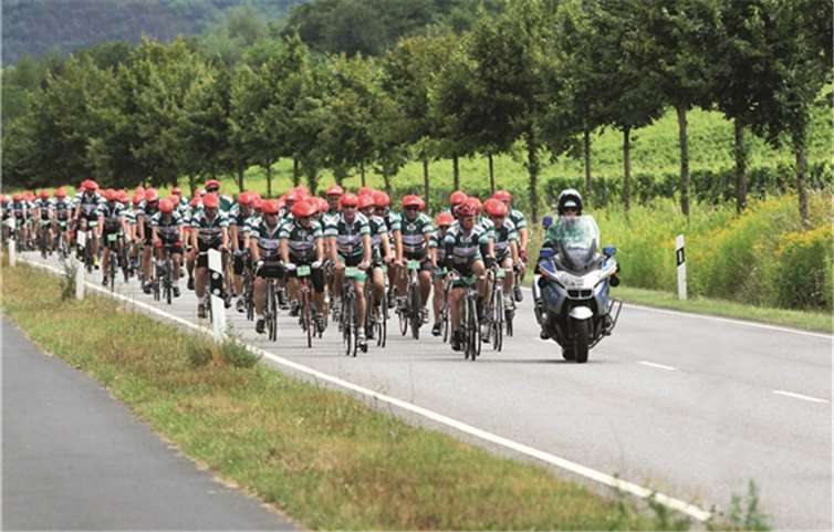 Der Initiator der VOR-Tour, Jürgen Grünwald, hat sich mit einer Gruppe von Prominenten und Tour-Kümmerern für den Kölschabend angesagt. Foto: VOR-TOUR der Hoffnung
