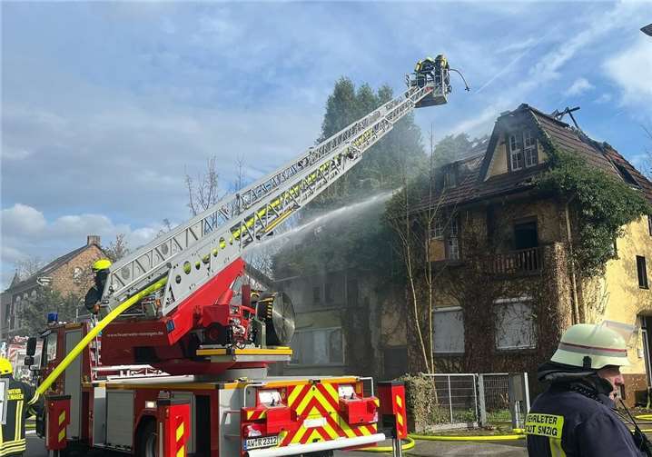 Der Innenangriff musste nach kurzer Zeit abgebrochen werden, als plötzlich Teile des Daches einstürzten.  Foto: Feuerwehr Sinzig