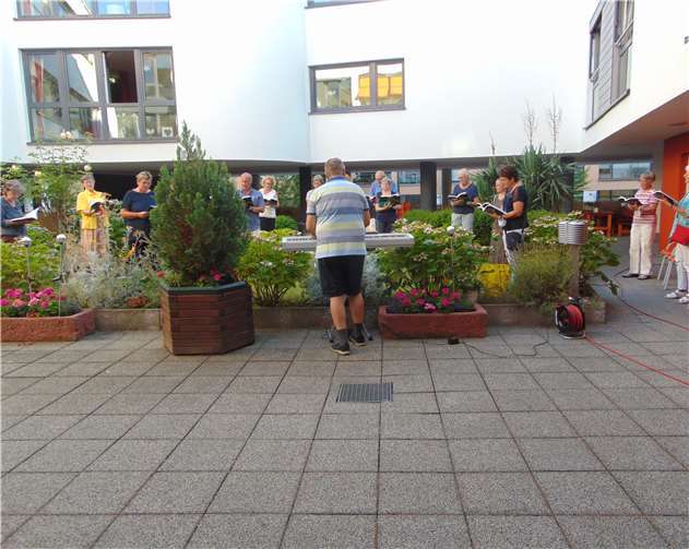 Der Innenhof des Hauses bot sich als geeignete Location an. Foto: Altenzentrum Ev. Marktkirchengemeinde