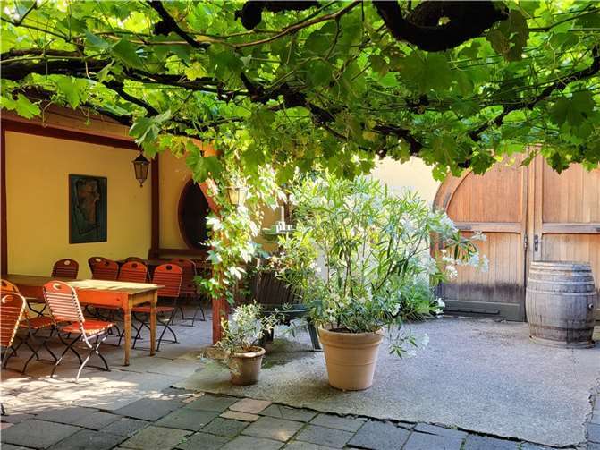 Rendez-Vous regional: Käse & Wein Der Innenhof im Weingut Mohr. Foto: privat