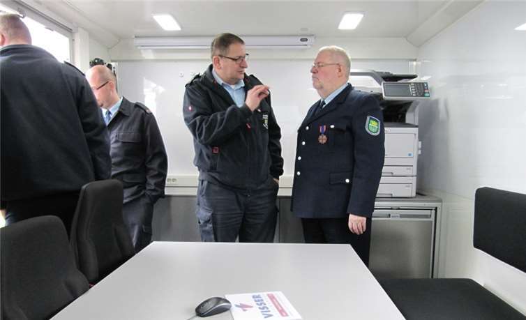 Der Innenraum des Einsatzleitwagens zwei konnte von den Feuerwehrangehörige besichtigt werden.