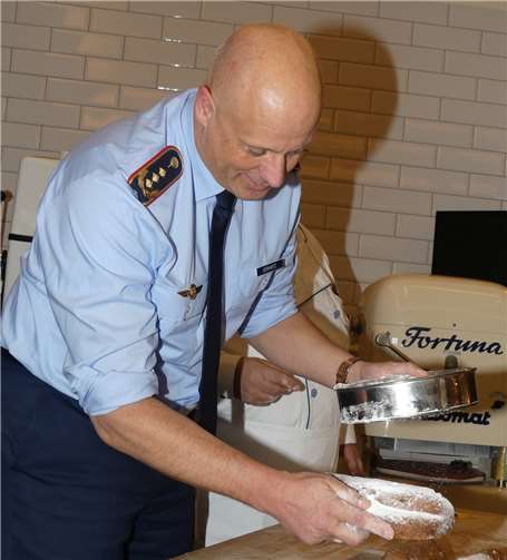 Der Inspekteur der deutschen Luftwaffe, Generalleutnant Ingo Gerhartz, versuchte sich bei Lohner´s auch erfolgreich als Puderzuckerbestäuber von Weihnachtsstollen.