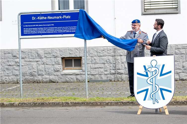 Der Inspekteur des Sanitätsdienstes, Generaloberstabsarzt Dr. Ulrich Baumgärtner, enthüllt gemeinsam mit dem Militärrabbiner Balla das Schild für den Dr.-Käthe-Neumark-Platz. Fotos: Bundeswehr/Michael Laymann