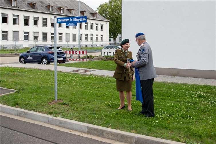 Der Inspekteur des Sanitätsdienstes, Generaloberstabsarzt Dr. Ulrich Baumgärtner, enthüllt gemeinsam mit der Witwe des Namenspatrons das Straßenschild der Oberstabsarzt-Dr.-Eißing-Straße vor dem Sanitätsversorgungszentrum Koblenz.