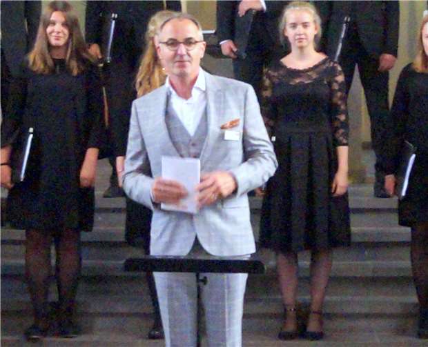 Der Intendant des Mosel Musikfestivals Tobias Scharfenberger begrüßte den Jugendkonzertchor der Chorakademie Dortmund in Treis.