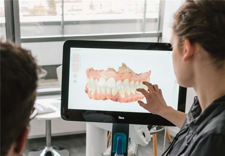 Der Intraoralscanner im Einsatz.