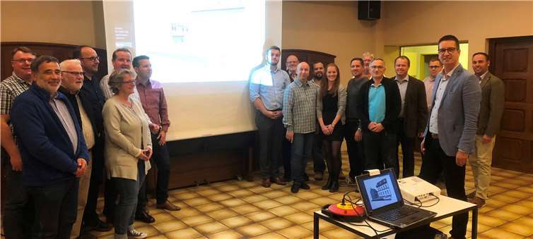 Der Investor Christoph Stoffel (zweiter von rechts) bei der Präsentation der Umbaumaßnahmen.Von links nach rechts: Detlef Reil (Oberfell), Werner Merkenich (Kobern-Gondorf), Renè Henric (Oberfell), Johannes Liesenfeld (Löf), Marian Graf (Nörtershausen), Jörg Meurer (Oberfell), Marcus Franke (Wolken), Christian Schuth (Brey), Rudi Börsch (Macken), Jens Boettiger (Rhens), Jan Schwoll (Macken), Katharina Mallmann (Rhens), Arnold Waschgler (Lehmen), Peter Scheidweiler (Macken), Achim Reick (Winningen), Jörg Johann (Kobern-Gondorf), Patrick Schaden (Lehmen), Christoph Stoffel (Lehmen) und Jens Firmenich (Brodenbach).Sabrina Blum, Winningen