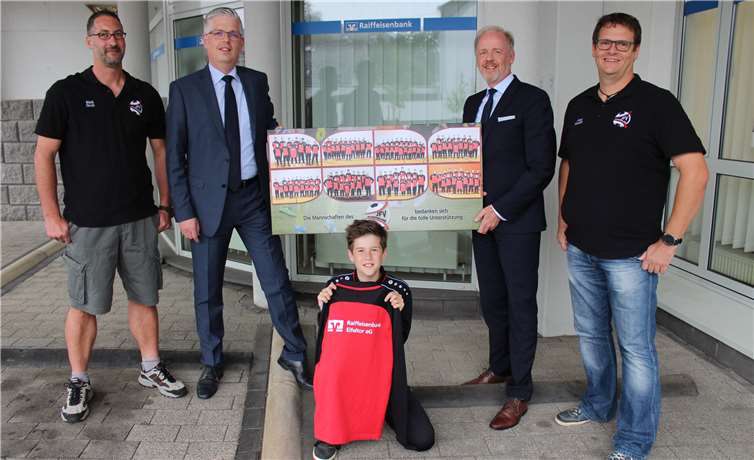 Der JFV Schieferland freut sich sehr über die fortgesetzte Unterstützung der Raiffeisenbank Eifeltor - wie hier bei der Übergabe der neuen Sweatshirts. Foto: privat