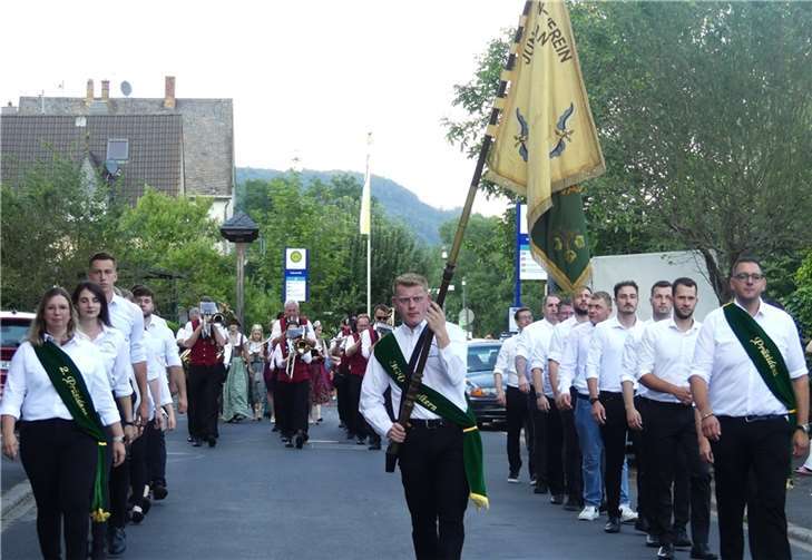 Der JGV Moselkern und der Musikverein Löf geleiteten die Weinregentinnen per Festumzug zum Weingarten unter der alten Magnolie.