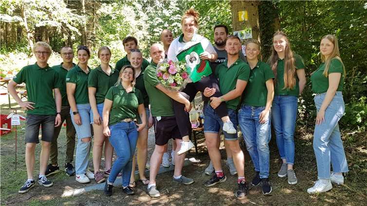 Der JGV Scheuren lässt seine Königin Saskia Kessel hochleben.  Fotos: privat