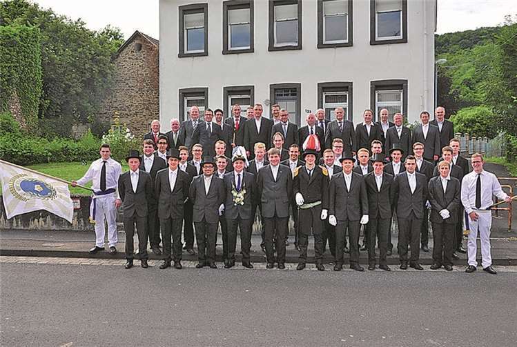 Der JGV im Gruppenbild mit Pastor Achim Thieser bei der Kirmes in Westum. -RÜ-