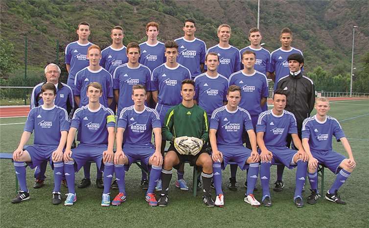 Der JSG Cochem Rheinlandliga-Kader 2013/2014 mit (oben v.l.) Julian Möntenich, Yannick Angst, Philipp Sips, Giorgio Cialdella, Julian Schmitz, Sebastian Kremer, Jonas Franzen, (Mitte v.l.) Co-Trainer Gerald Steitz, Dennis Nick, Marius Franzen, Yannik Heidger, Julian Hannes, Nico Wellems, Trainer Christoph Reinisch, (vorne sitzend v.l.) Fabian Windheuser, Michael Freiwald, Matthias Beuter, Niklas Cornely, Christian Franzen, Arlind Schmitt, Rene Molitor. Es fehlen David Staroschinski, Jona Dapper und Matthias Bleser.LS