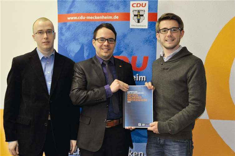 Der JU-Vorsitzende Oliver Schäfer (rechts) übergibt die Ergebnisse der Umfrage gemeinsam mit Carsten Kolenda (links) an den Fraktionsvorsitzenden der CDU Joachim Kühlwetter. AT