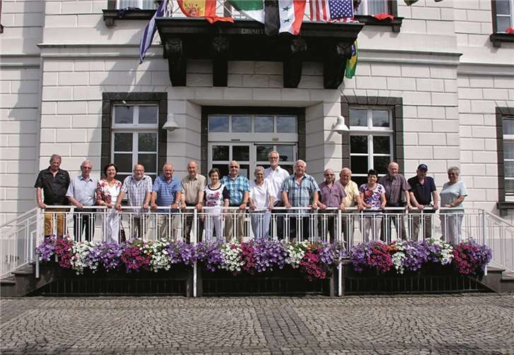Der Jahrgang 1940 traf sich am Kirchplatz. Flück