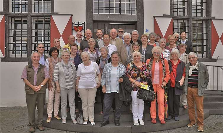 Der Jahrgang 1943/44 vor dem Linzer Rathaus. privat