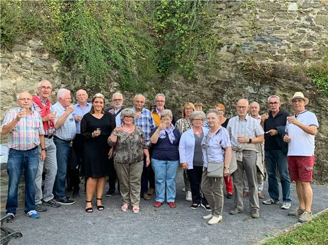 Der Jahrgang 1951/52 der Volksschule Remagen mit der Remagener Weinkönigin. Foto: privat