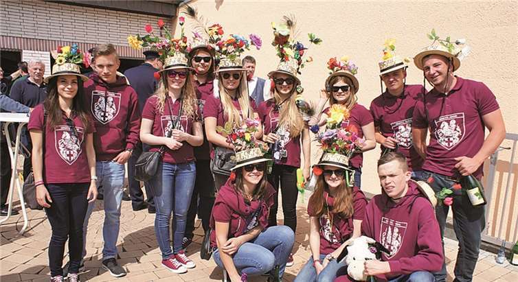 Der Jahrgang 1995/1996 - hier mit den traditionellen Kopfbedeckungen - beteiligte sich natürlich ebenfalls am großen Festumzug durch die Rheingemeinde. GH