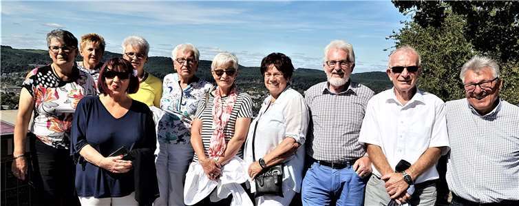 Der Jahrgang 47/48 genießt das Wiedersehen bei strahlendem Sonnenschein. Foto: privat