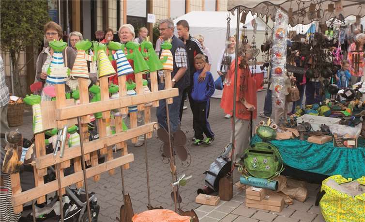 Der Jahrsfelder Markt ist einer der größten in der Region und lockt mit einem breit gefächerten Angebot. Von Jahr zu Jahr mehr Raum nimmt der kunsthandwerkliche Bereich ein. WT