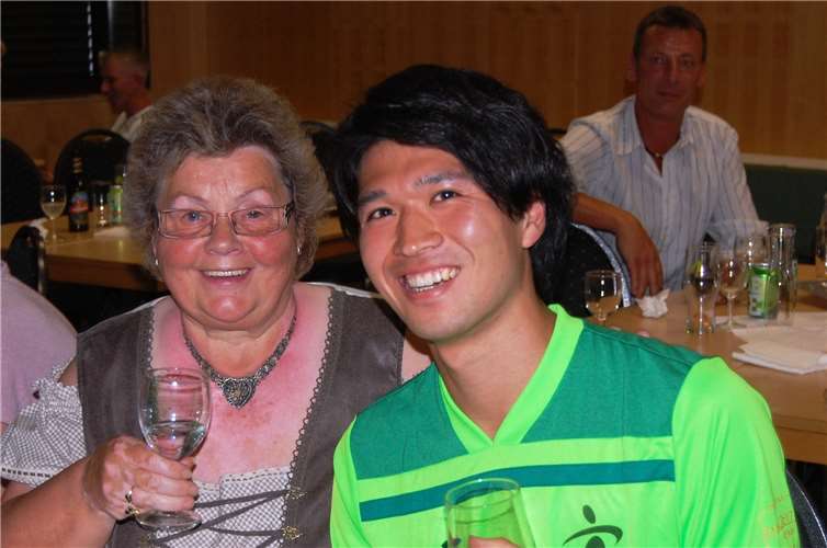 Der Japaner Takahiro Hidaka hat sich in Mendig prächtig eingelebt. Auch ein Verdienst der guten Seele des Vereins, Luise Hens. Fotos: SK