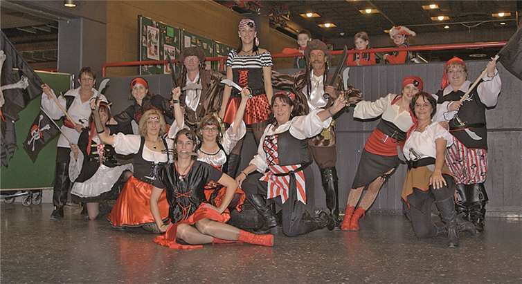 Der Jecke Stammtisch bestritt sein Auftrittsdebüt mit seinem Piratentanz,