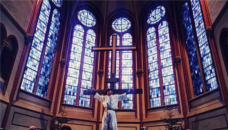 Der Jesusdarsteller Benjamin Isaak wird ans Kreuz gebunden.