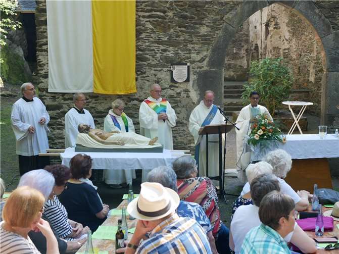 Der Jesuskorpus wird eingeweiht.