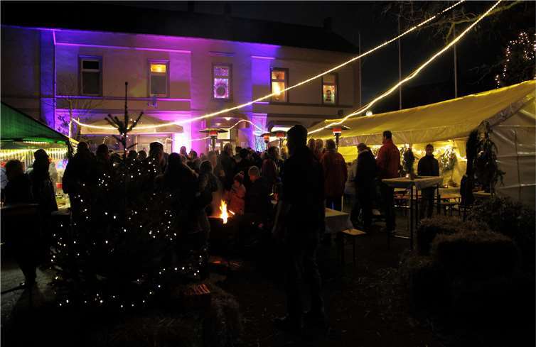 Der Johann-Schneider-Platz wurde in ein Weihnachtsdorf verwandelt. privat