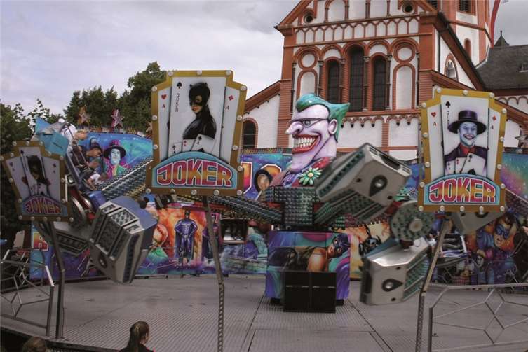 Der Joker rotierte vor der Westfassade von Sankt Peter. RÜ