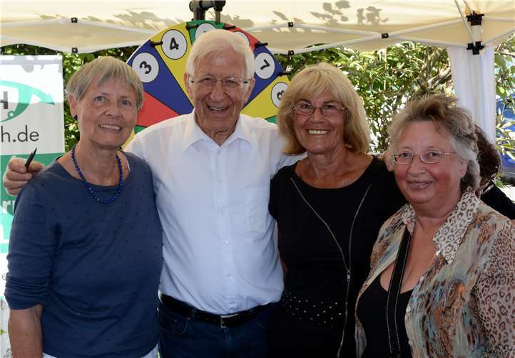 Der Journalist Franz Alt im Gespräch mit der Projektgruppe „Der Senegal ruft“ während eines Firmenjubiläums in Andernach.privat