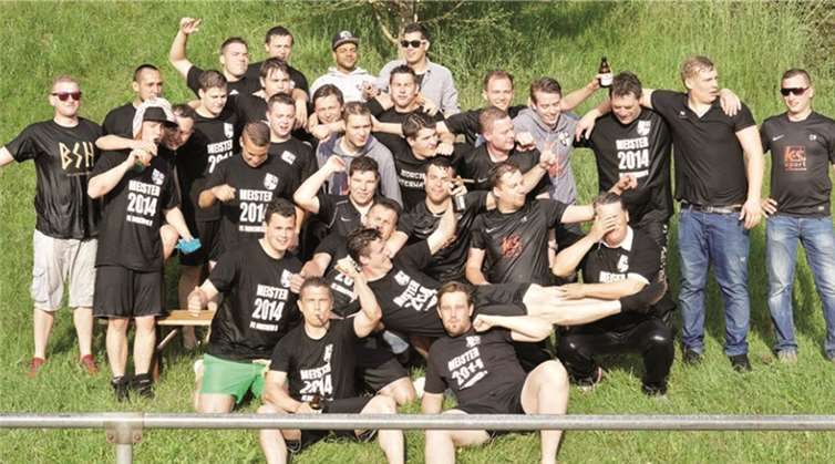 Der Jubel bei der Zweitvertretung des FC Horchheim kannte nach dem Aufstieg keine Grenzen.privat