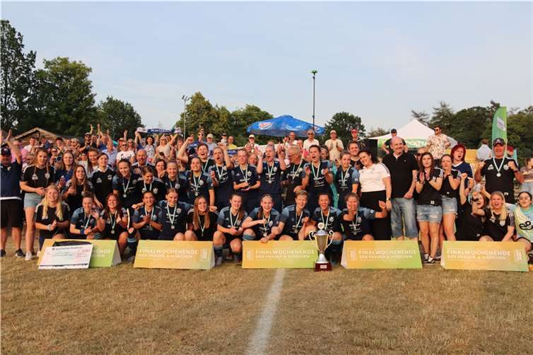 Der Jubel beim 1. FFC Montabaur und seinen Fans kannte nach Abpfiff keine Grenzen denn der Pokalsieg bedeutet auch, dass Montabaur in der kommenden Saison in der ersten Runde des DFB-Pokals vertreten sein wird. Quelle: Fußballverband Rheinland e.V.