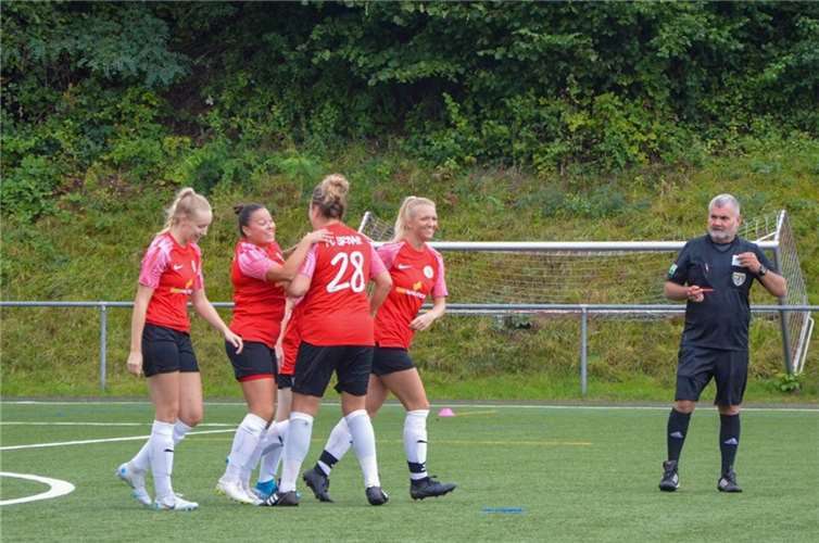 Der Jubel beim 18:0-Heimsieg der zweiten Urbar Frauenmannschaft (in rot) war groß. Toptorschützin Michelle Portugall mit insgesamt fünf Treffern (zweite von links).