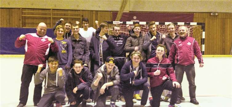 Der Jubel über den Turniersieg war bei allen Beteiligten groß. privat