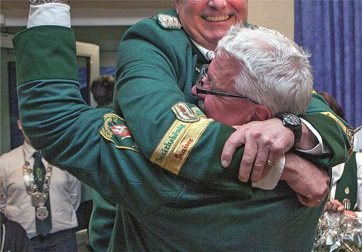 Der Jubel war groß: Severin Schmitz aus Villip ist neuer Bezirkskaiser der Voreifelschützen. Sein Brudermeister Thomas Köhler ließ ihn hochleben.