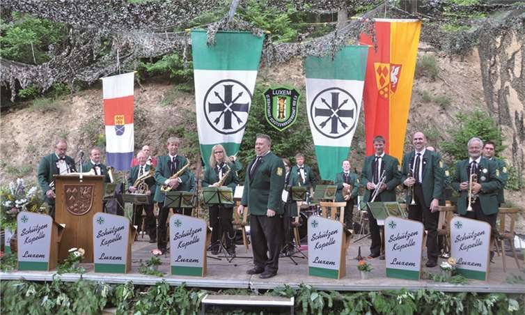 Der Jubelverein mit seinem Dirigenten Achim Käfer. BS