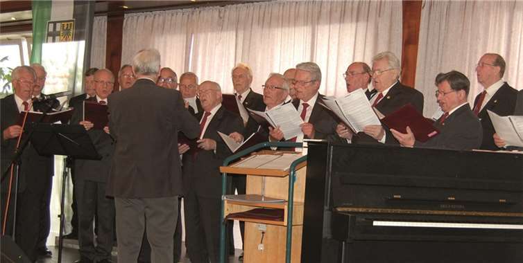 Der Jubiläums-Chor unter Dirigent Eberhard Hohn präsentierte sich mit eigenen Liedvorträgen. FA