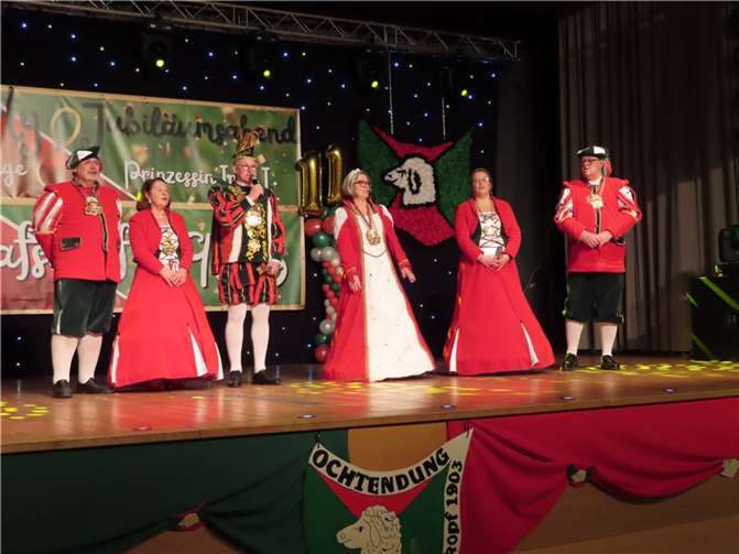 Der Jubiläumshofstaat der KG Schafskopf mit (v. l. Schatzmeister Helmut (Becker), Hofdame Gretel (Wegerle), Prinz Lothar dem Ewigen (Kalter), Prinzessin Inge I. (Bernard), Hofdame Rebecca (Bernard) und Mundschenk Hans-Peter (Bernard). Fotos: privat